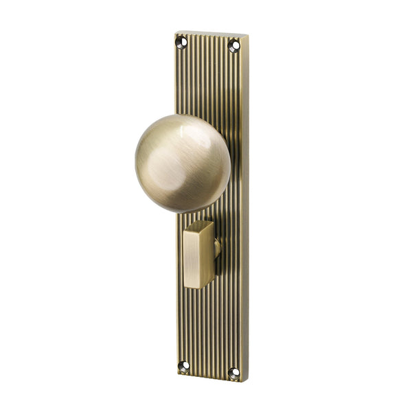SHOW Image of Antique Brass Victoria on Reeded Backplate Bathroom Handles