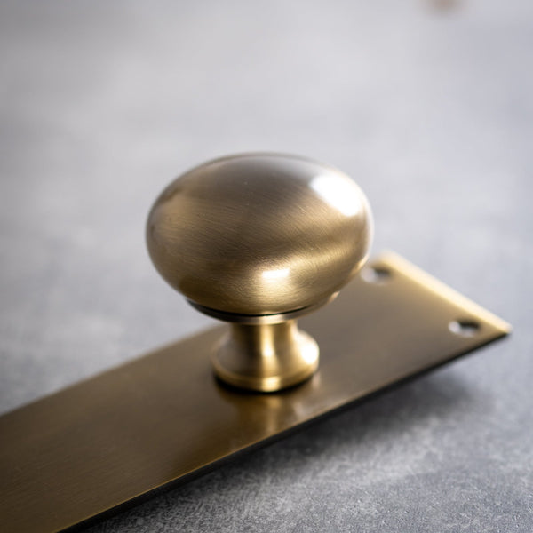 SHOW Hover Image of Balmoral Door Knob On Backplate