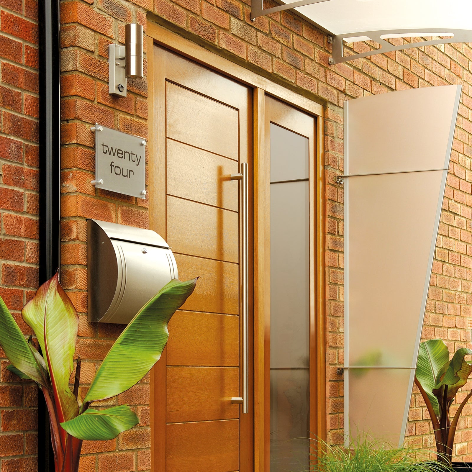 SHOW External Oak Modena Door lifestyle
