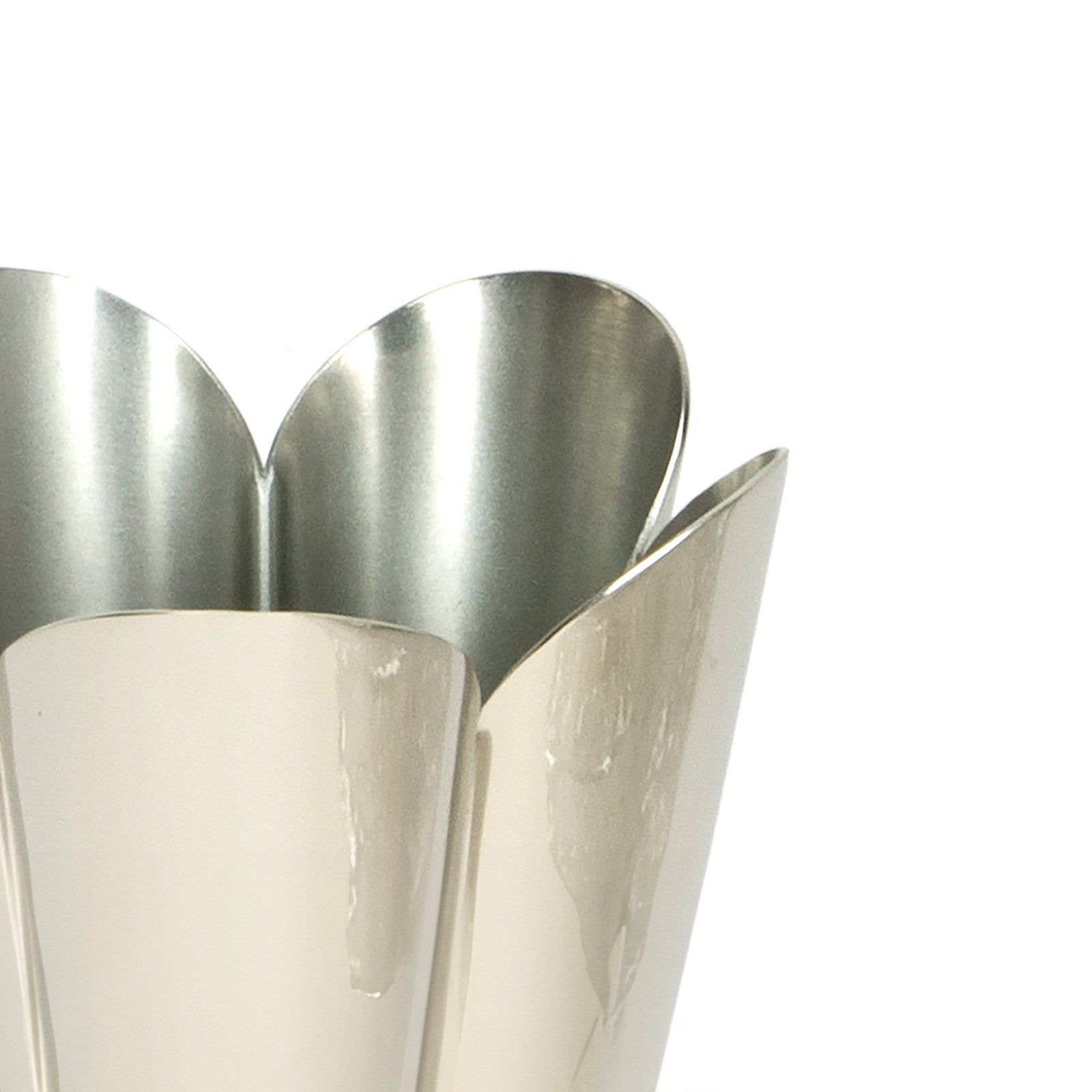 SHOW SHOW Close Up of Small Flora Pot in Smooth Nickel