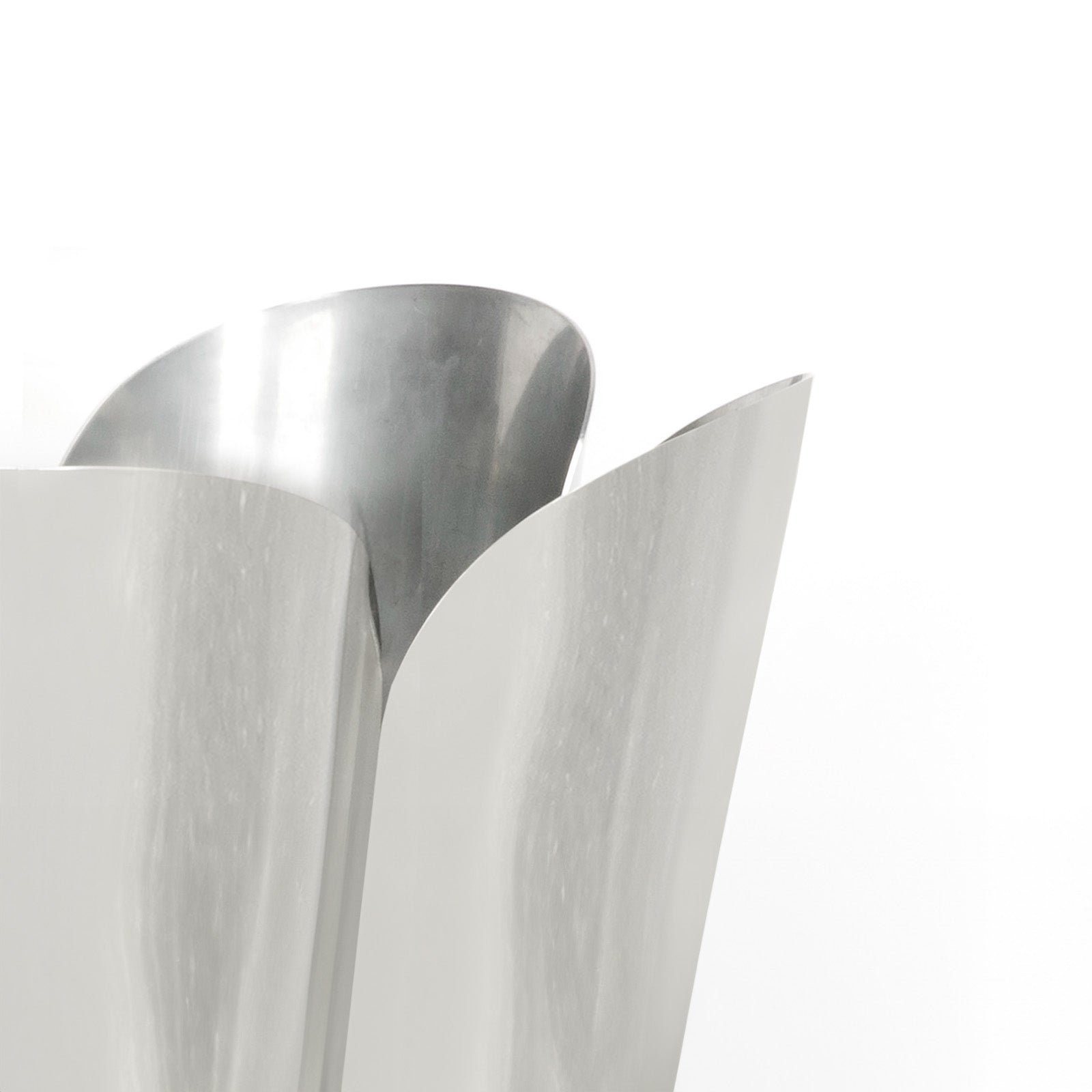 SHOW SHOW Close Up of 40cm Flora Pot in Polished Marine
