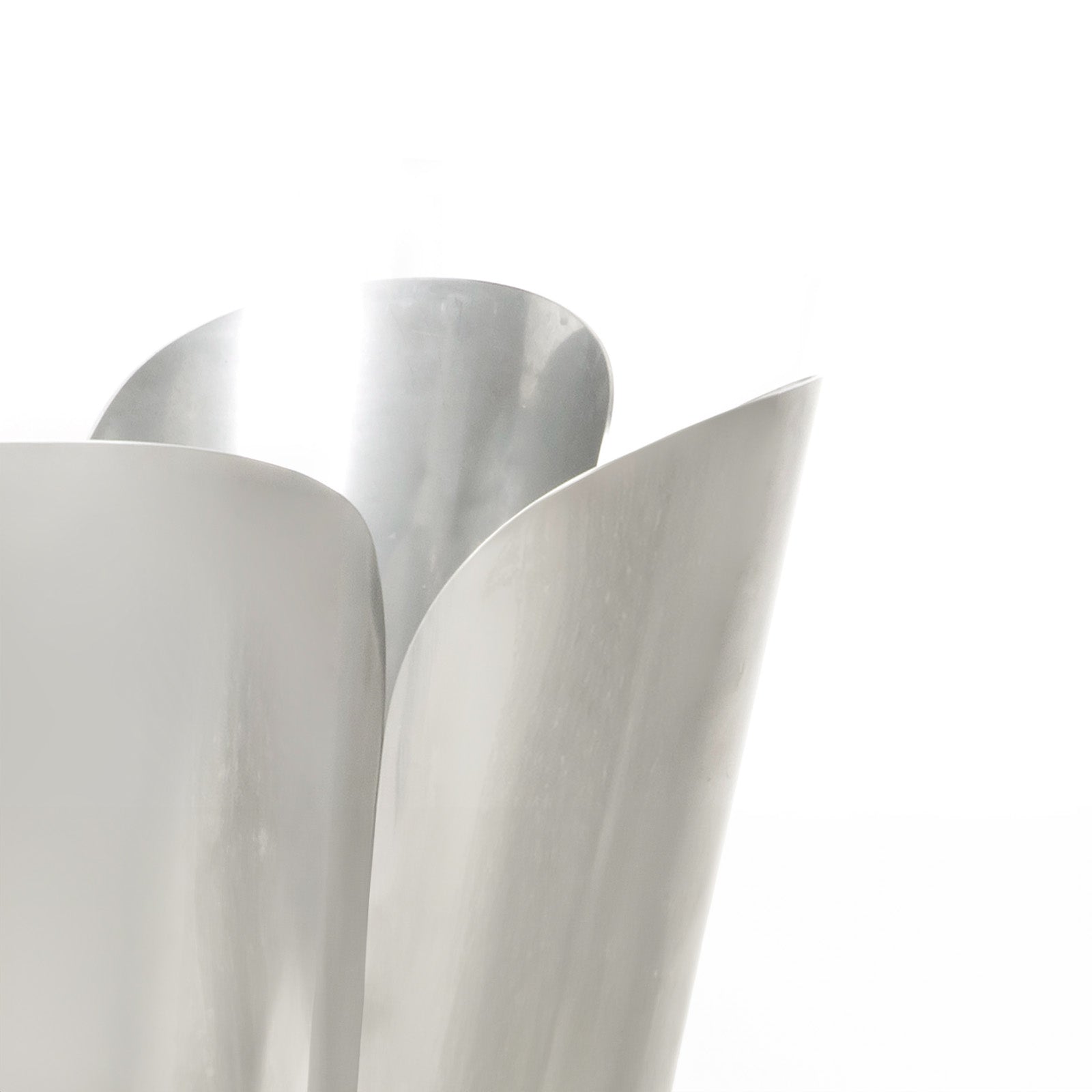SHOW SHOW Close Up of 40cm Flora Pot in Satin Marine