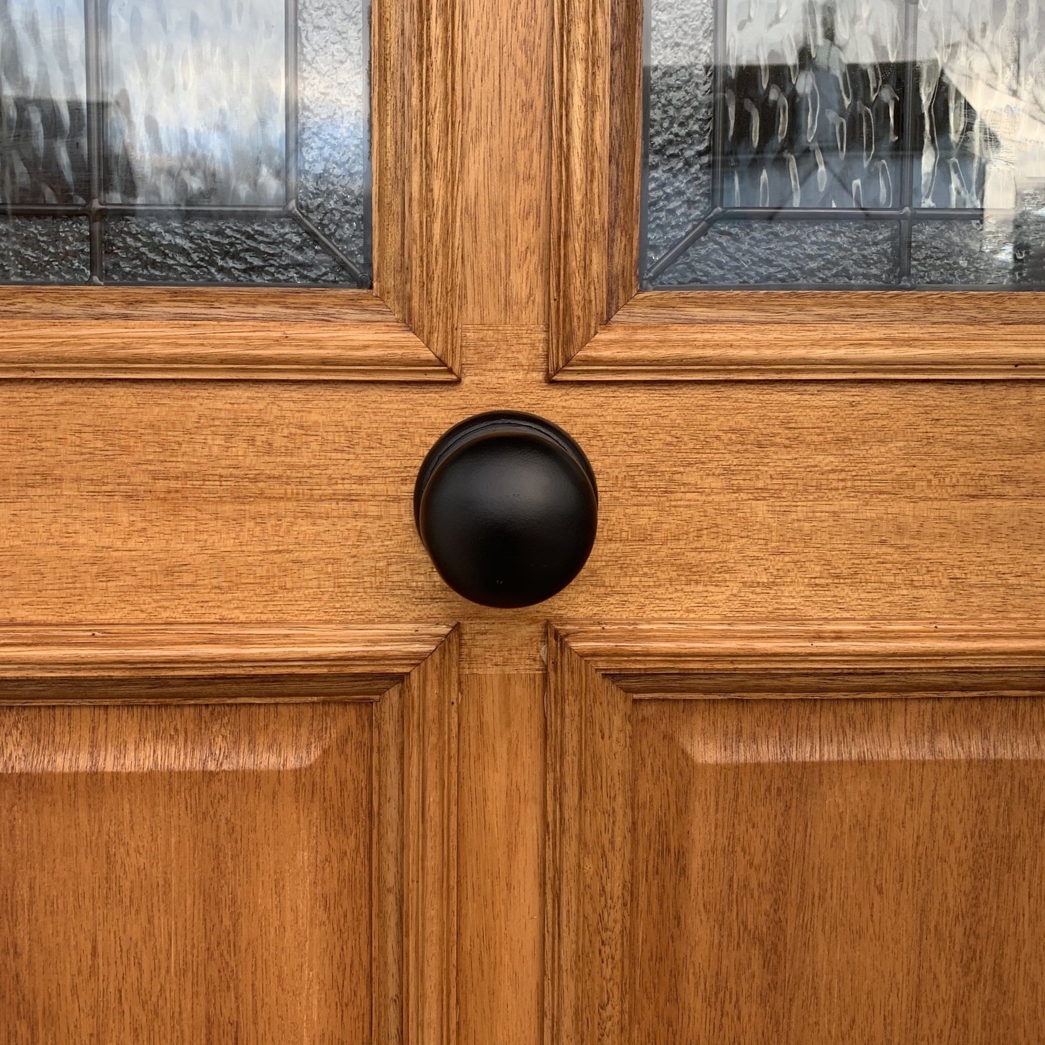 Centre shop door knob
