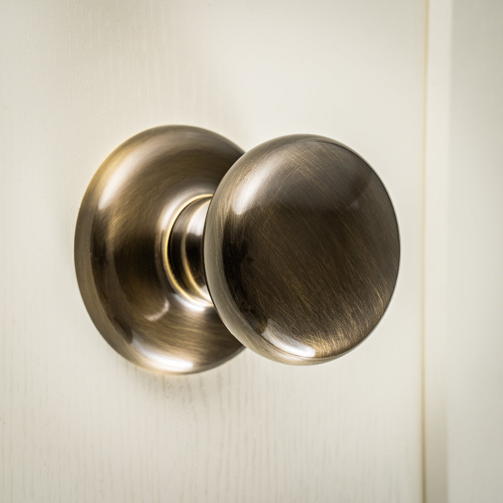 classic round centre door knob SHOW